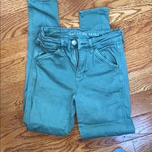Olive green American Eagle skinny jeans 💚